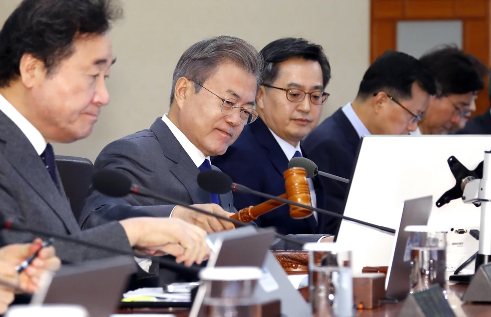 Tổng thống Hàn Quốc Moon Jae-in (thứ 2, trái) trong một cuộc họp nội các ở thủ đô Seoul. (Ảnh: Yonhap/TTXVN) 