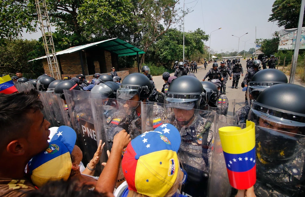 Người biểu tình ủng hộ phe đối lập xung đột với Lực lượng biên phòng Venezuela tại cây cầu quốc tế ở thành phố San Antonio del Tachira, giáp giới Colombia ngày 23/2/2019. (Ảnh: AFP/TTXVN)