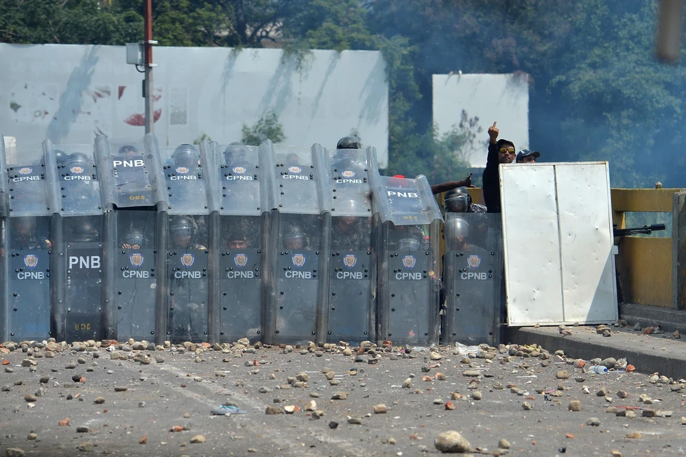Lực lượng an ninh Venezuela gác tại khu vực cửa khẩu quốc tế Simon Bolivar ngày 23/2. (Ảnh: AFP/TTXVN)