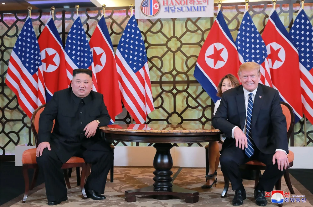 Chủ tịch Triều Tiên Kim Jong-un (trái) và Tổng thống Mỹ Donald Trump tại Hội nghị thượng đỉnh Mỹ-Triều lần hai ở Hà Nội ngày 28/2/2019. (Ảnh: AFP/TTXVN)