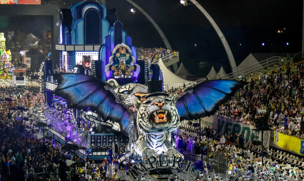 Những mô hình khổng lồ tham gia diễu hành tại lễ hội Carnival Rio de Janeiro ngày 1/3/2019. (Ảnh: AFP/TTXVN)