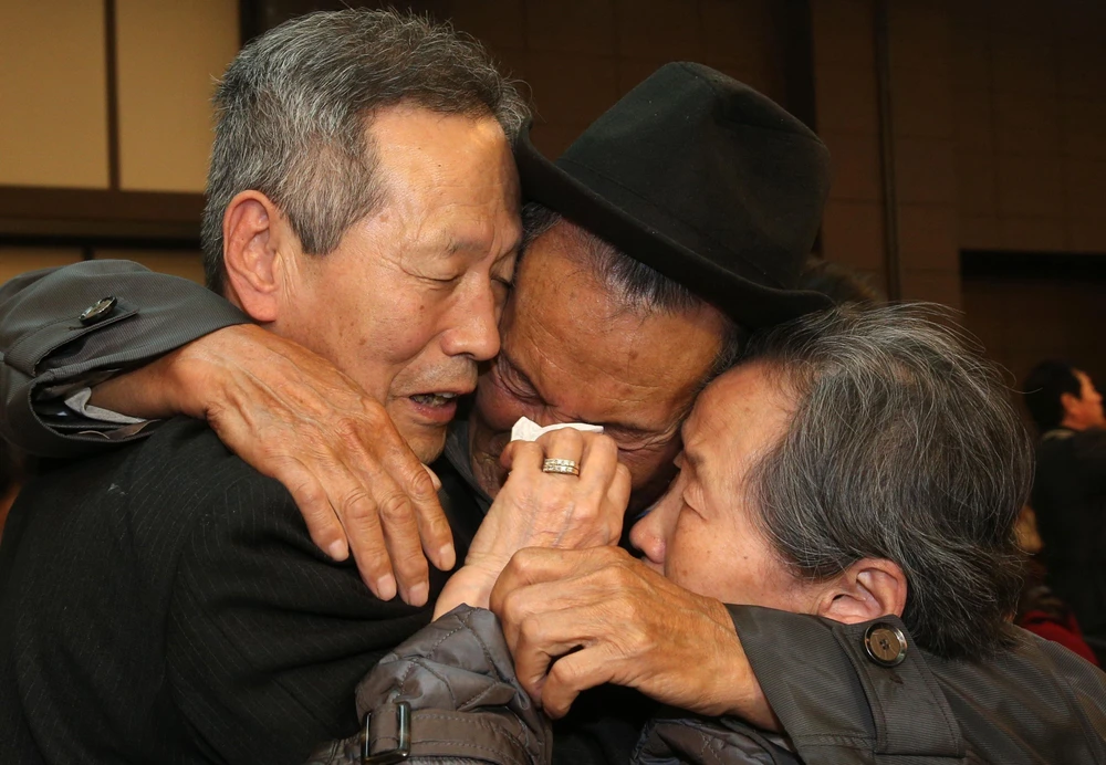 Công dân Triều Tiên trong cuộc hội ngộ với người thân ở Hàn Quốc tại buổi đoàn tụ gia đình ly tán ở khu nghỉ dưỡng núi Kumgang. (Ảnh: AFP/TTXVN)
