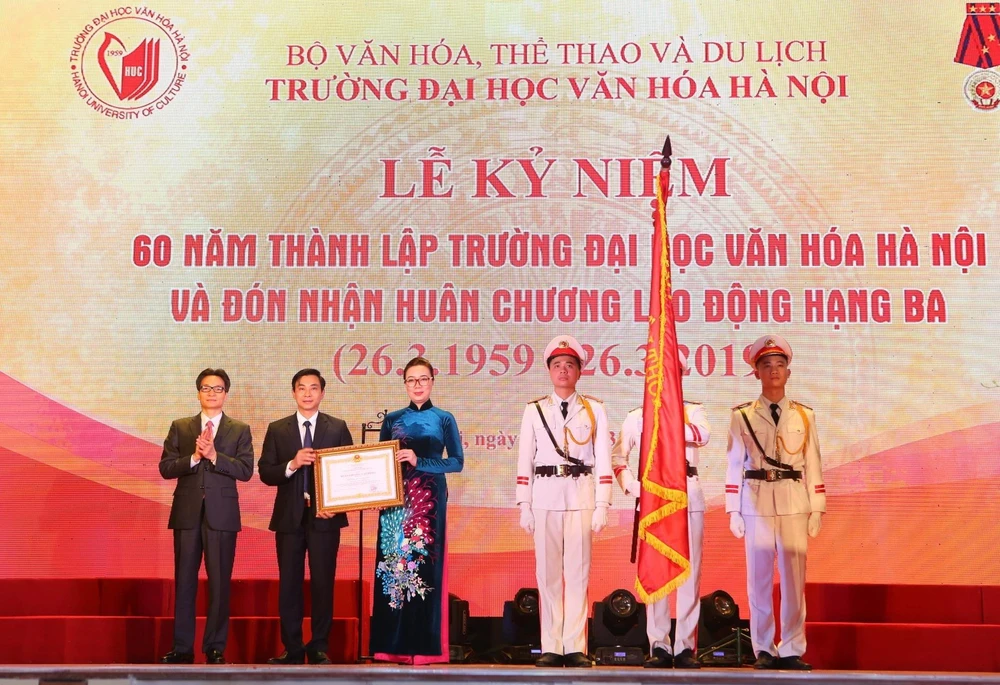 Phó thủ tướng Vũ Đức Đam trao Huân chương Lao động hạng Ba của Chủ tịch nước cho trường Đại học Văn hóa Hà Nội. (Ảnh: Thành Đạt/TTXVN)