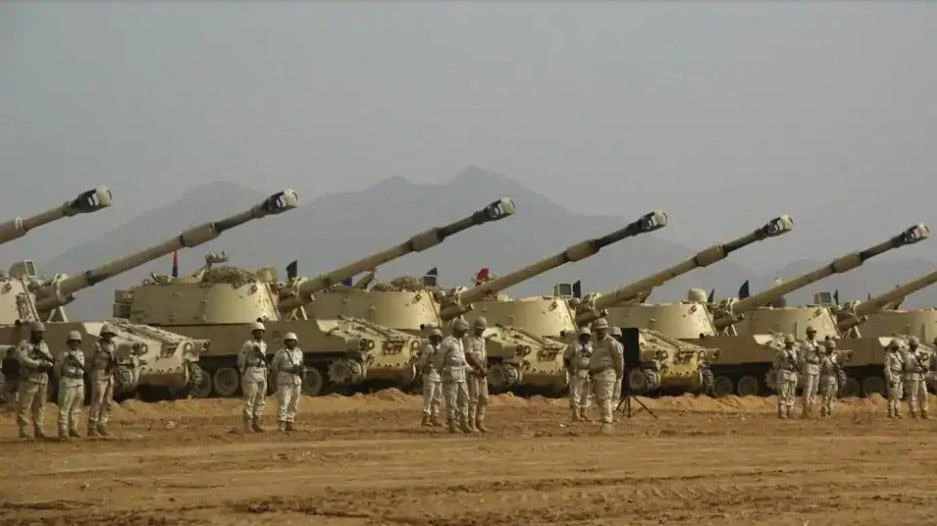 Binh sỹ Saudi Arabia và trang thiết bị quân sự chủ yếu nhập khẩu từ nước ngoài. (Ảnh: AFP/TTXVN)