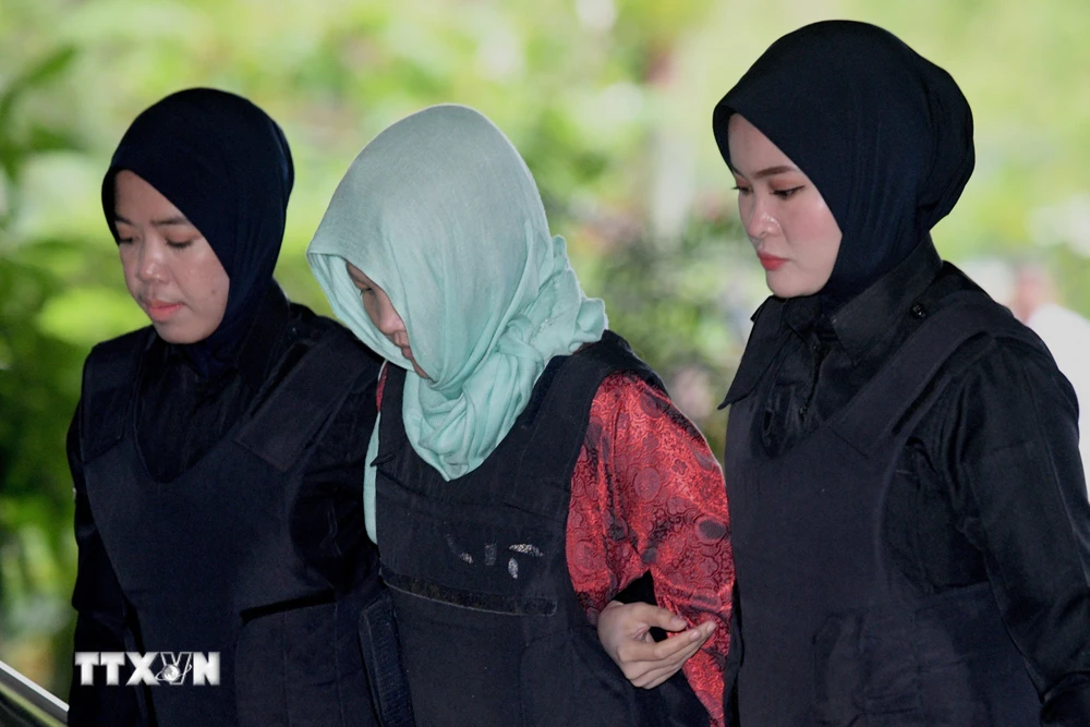 Nghi can Đoàn Thị Hương (giữa) bị cảnh sát áp giải tới Tòa Thượng thẩm Shah Alam ở ngoại ô Kuala Lumpur ngày 1/4/2019. (Ảnh: AFP/TTXVN)