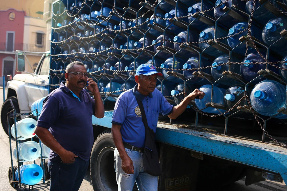 Phân phối nước tại Caracas,Venezuela ngày 27/3. (Ảnh: AFP/TTXVN)