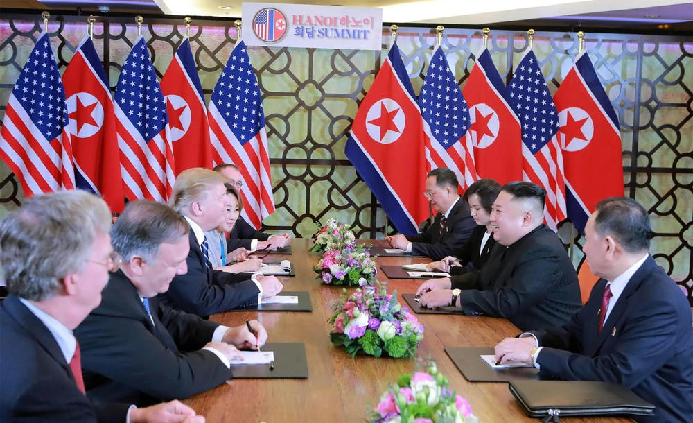Tổng thống Mỹ Donald Trump (thứ 3, trái) và Chủ tịch Triều Tiên Kim Jong-un trong cuộc gặp tại Hội nghị thượng đỉnh Mỹ-Triều lần hai tại Hà Nội ngày 28/2/2019. (Ảnh: AFP/TTXVN)