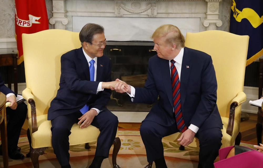 Tổng thống Mỹ Donald Trump (phải) hội đàm với người đồng cấp Hàn Quốc Moon Jae-in tại Washington DC., ngày 11/4/2019. (Ảnh: YONHAP/TTXVN)