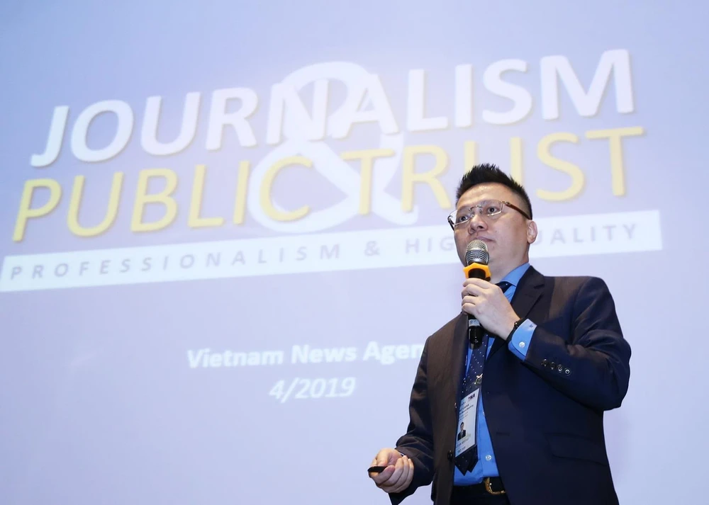 Phó Tổng giám đốc TTXVN Lê Quốc Minh trình bày tham luận: ''Giành lại niềm tin cho các dòng thông tin chủ lưu, báo chí chính thống''. (Ảnh: Lâm Khánh/TTXVN)