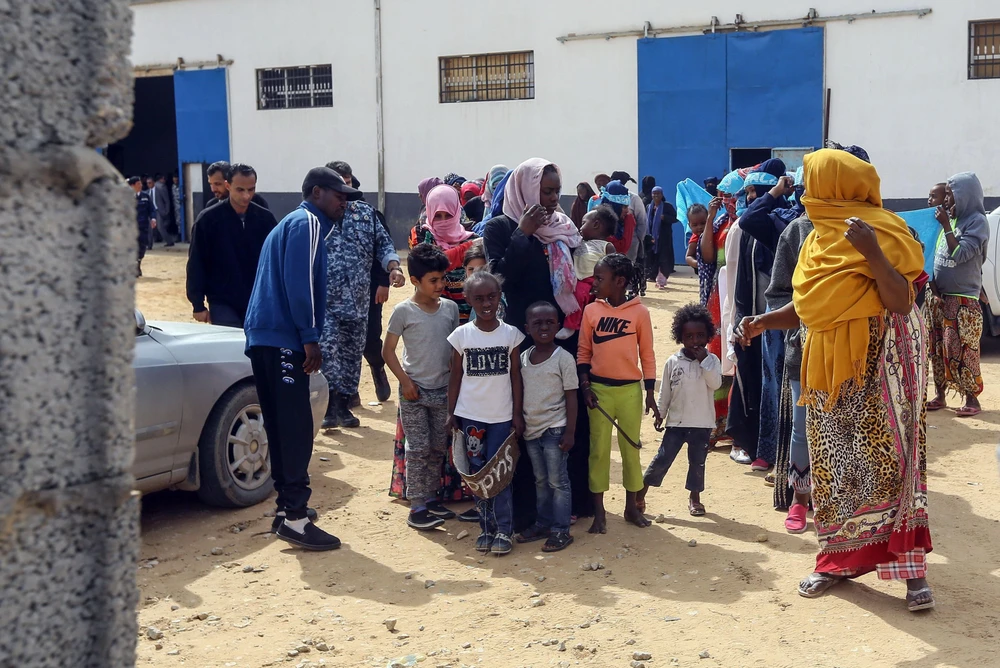 Người tị nạn tại một trung tâm giam giữ ở Tripoli, Libya ngày 4/4/2019. (Ảnh: AFP/TTXVN)