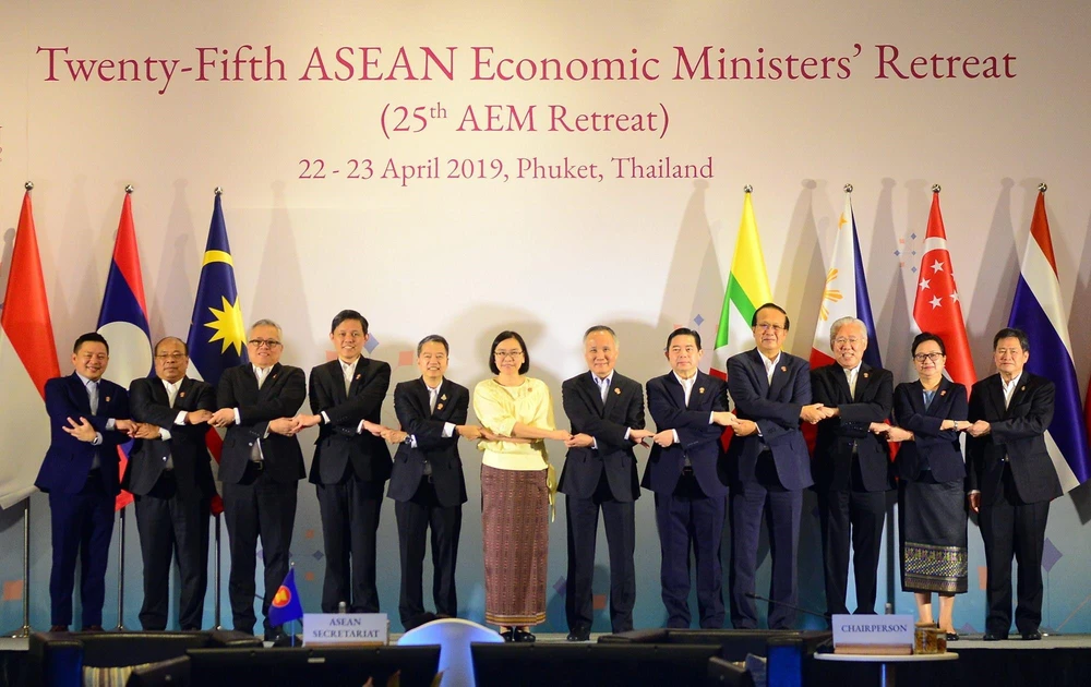 Thứ trưởng Bộ Công thương Trần Quốc Khánh (thứ 6, từ phải sang) cùng các bộ trưởng kinh tế ASEAN chụp ảnh chung. (Ảnh: Ngọc Quang/TTXVN)
