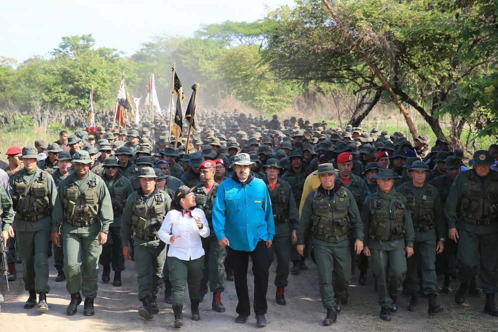 Tổng thống Nicolas Maduro (giữa) trong chuyến thị sát cuộc diễn tập của Lực lượng vũ trang quốc gia Bolivar (FANB) tại thành phố El Pao, Venezuela, ngày 4/5. (Ảnh: AFP/TTXVN)