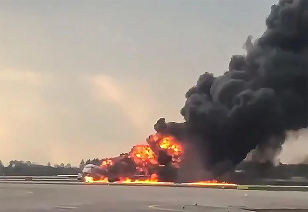 Máy bay chở khách bốc cháy dữ dội tại sân bay Sheremetyevo, Nga ngày 5/5/2019. (Ảnh: AFP/TTXVN)