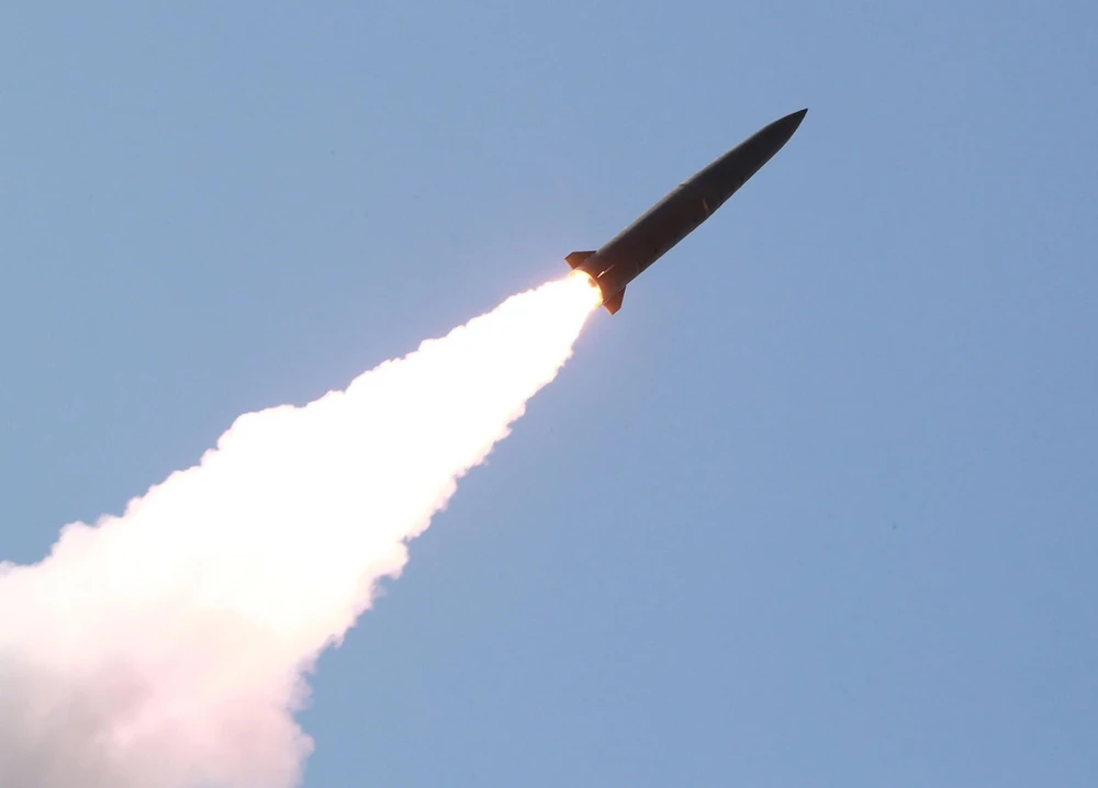 Ảnh do Hãng thông tấn Trung ương Triều Tiên đăng phát: Các vật thể bay rời khỏi bệ phóng rocket trong cuộc diễn tập của các đơn vị phòng vệ Quân đội Nhân dân Triều Tiên ở phía Tây nước này, ngày 9/5/2019. (Ảnh: AFP/TTXVN)