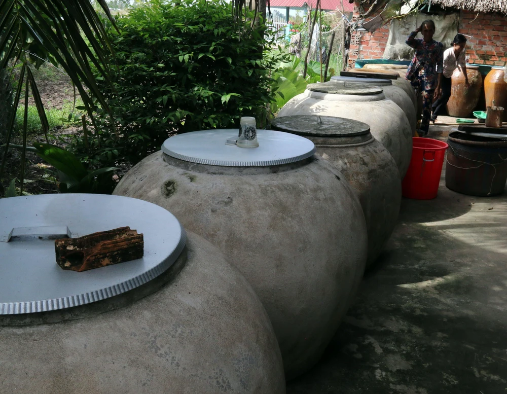 Nhiều hộ dân ngụ ấp Trung Xinh, xã Đông Thái phải mua nhiều lu chứa nước nhưng vẫn thiếu nước sinh hoạt trong mùa khô. (Ảnh: Lê Sen/TTXVN)