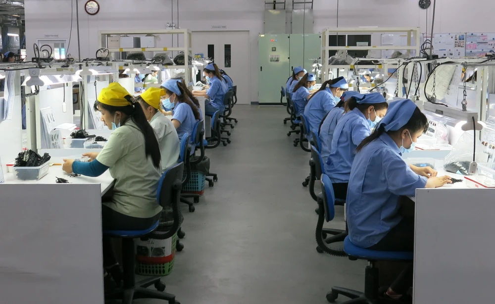 Hoạt động sản xuất sản phẩm linh kiện điện tử tại Công ty Trách nhiệm hữu hạn TPR Việt Nam tại khu công nghiệp Vsip 2 Bình Dương. (Ảnh: Hải Âu/TTXVN)
