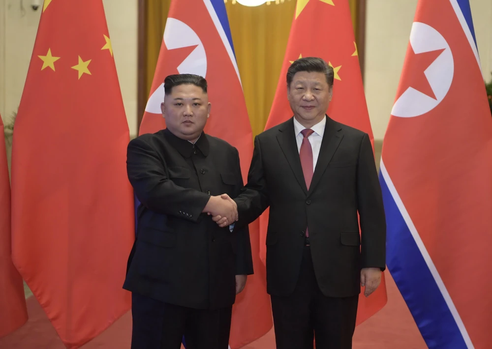 Chủ tịch Trung Quốc Tập Cận Bình (phải) trong cuộc gặp nhà lãnh đạo Triều Tiên Kim Jong-un tại Bắc Kinh (Trung Quốc) ngày 8/1/2019. (Ảnh: THX/TTXVN)