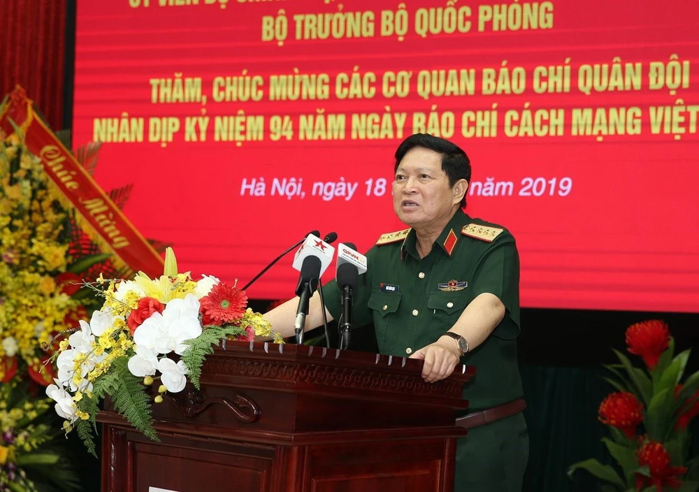 Đại tướng Ngô Xuân Lịch chúc mừng các cơ quan báo chí quân đội nhân kỷ niệm 94 năm Ngày Báo chí cách mạng Việt Nam. (Ảnh: Dương Giang/TTXVN)