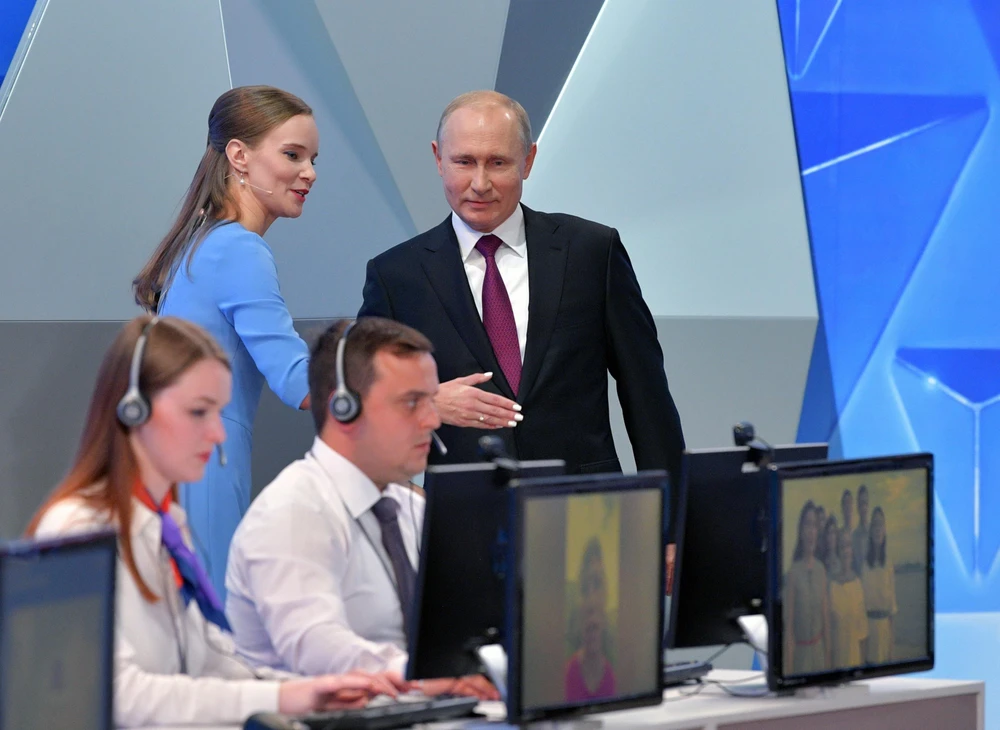 Tổng thống Nga Vladimir Putin trước khi bắt đầu cuộc giao lưu trực tuyến với toàn thể người dân, tại Moskva ngày 20/6/2019. (Ảnh: AFP/TTXVN)