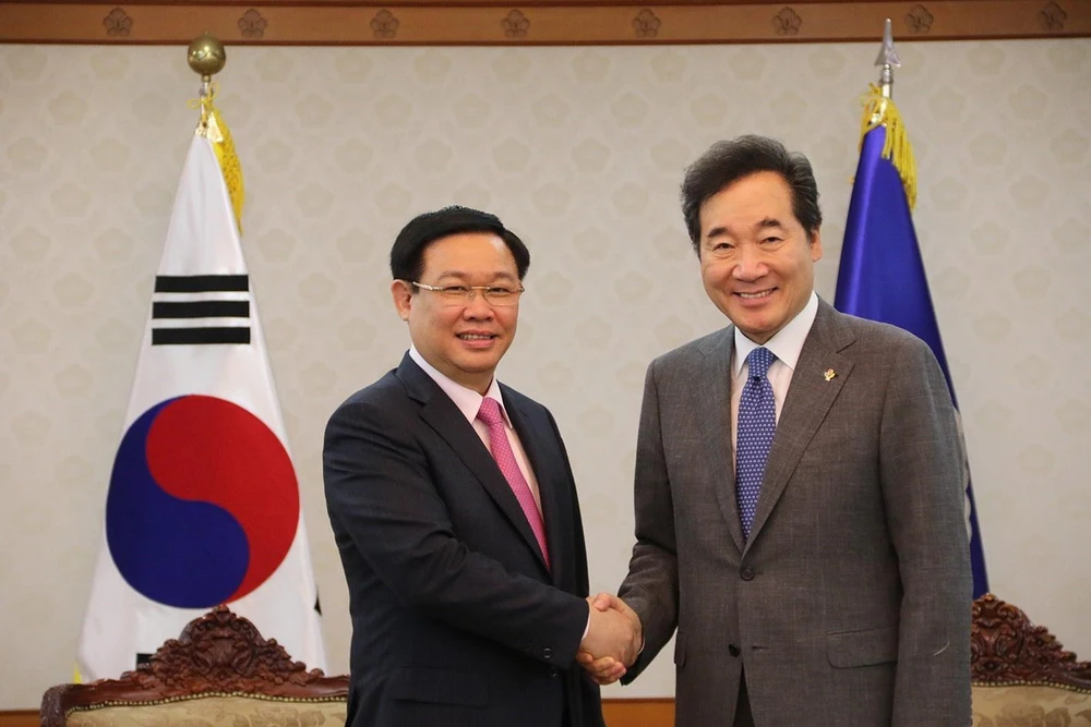 Phó Thủ tướng Chính phủ Vương Đình Huệ và Thủ tướng Hàn Quốc Lee Nak-yeon. (Ảnh: Mạnh Hùng/TTXVN)