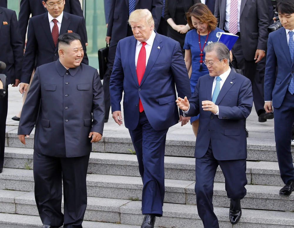 (từ trái sang): Nhà lãnh đạo Triều Tiên Kim Jong-un, Tổng thống Mỹ Donald Trump và Tổng thống Hàn Quốc Moon Jae-in tại cuộc gặp ở Khu phi quân sự (DMZ) ngày 30/6/2019. (Ảnh: Yonhap/TTXVN)
