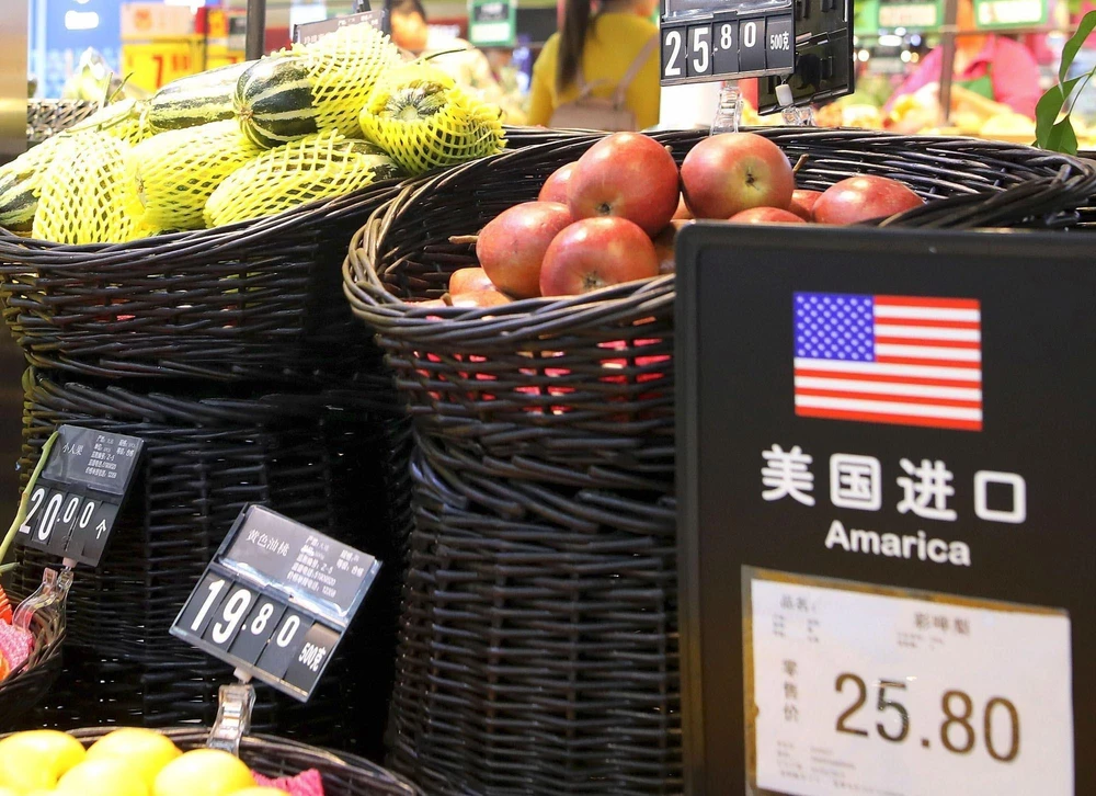 Hoa quả nhập khẩu từ Mỹ được bày bán tại một siêu thị ở Bắc Kinh, Trung Quốc. (Ảnh: TTXVN phát)