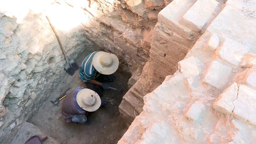 Dấu ấn công trình tháp Chăm bằng gạch được các nhà khảo cổ học phát hiện. (Ảnh: Xuân Triệu/TTXVN)