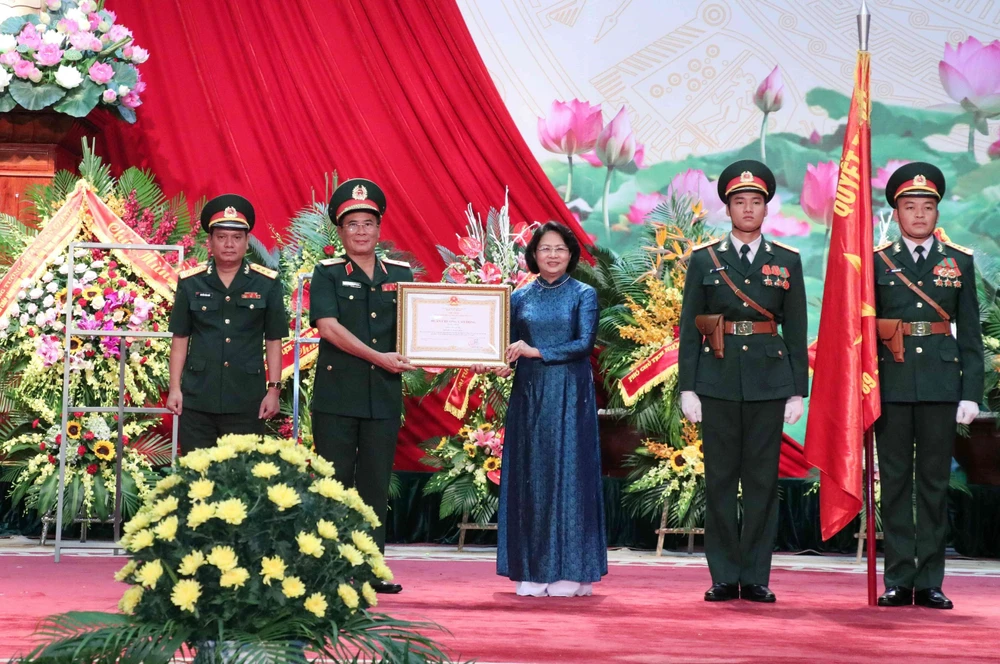 Phó Chủ tịch nước Đặng Thị Ngọc Thịnh trao Huân chương Lao động hạng Nhất cho Tổng công ty 789. (Ảnh: Văn Điệp/TTXVN)