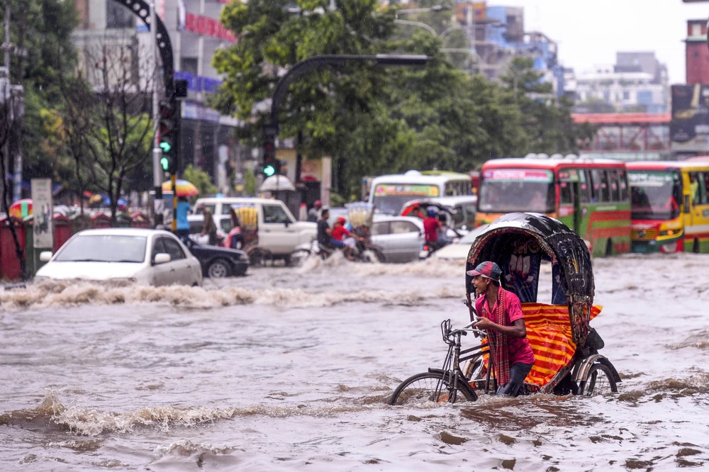 Cảnh ngập lụt tại Dhaka, Bangladesh, ngày 12/7. (Ảnh: AFP/TTXVN) 