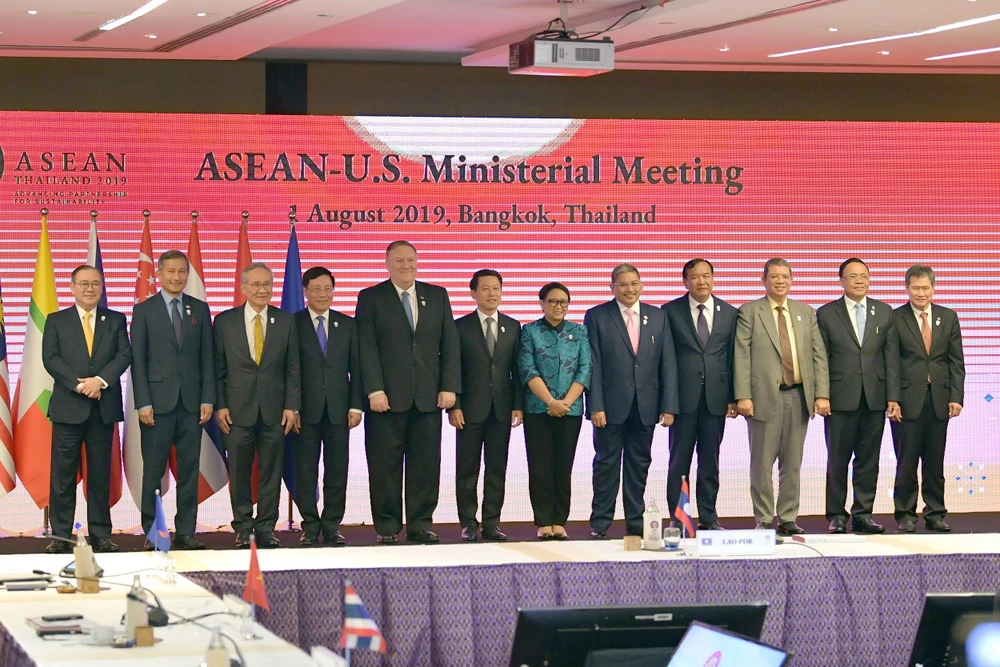 Bộ trưởng Ngoại giao ASEAN-Mỹ chụp ảnh chung. (Ảnh: Ngọc Quang-Hữu Kiên/TTXVN)