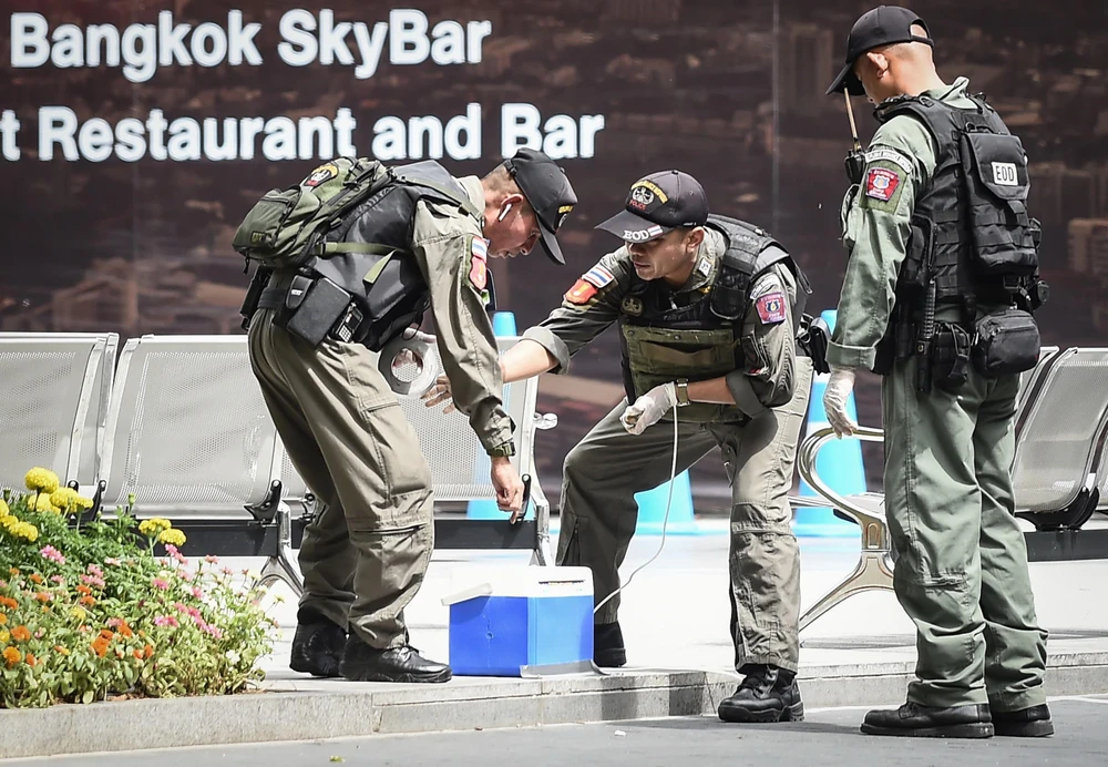 Lực lượng rà phá bom được triển khai tới hiện trường một vụ nổ ở Bangkok, Thái Lan, ngày 2/8/2019. (Ảnh: AFP/TTXVN)