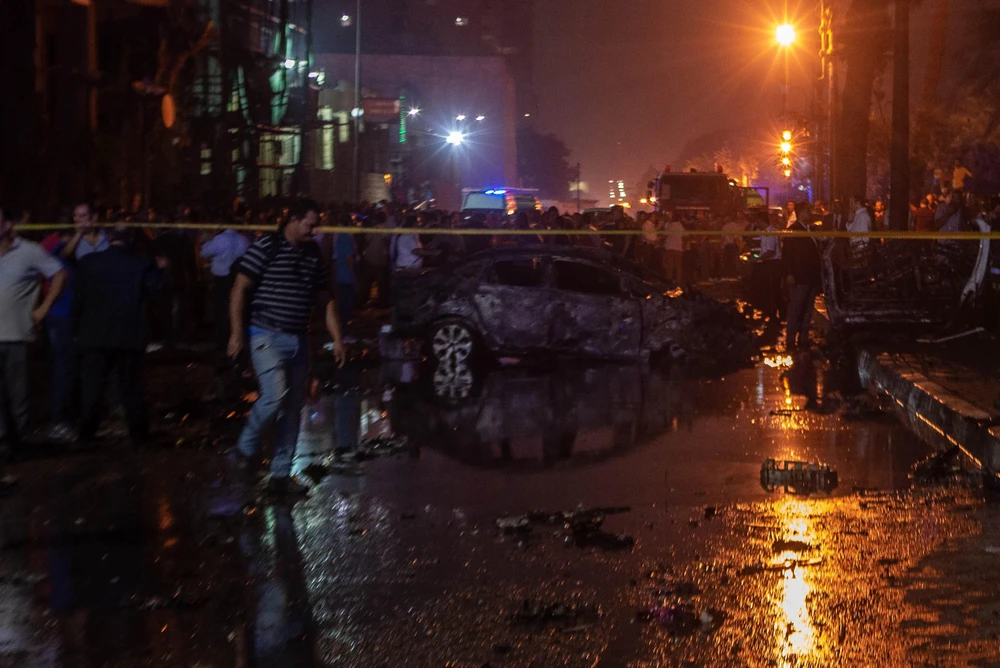 Hiện trường vụ va chạm các phương tiện giao thông gây cháy nổ nghiêm trọng tại thủ đô Cairo, Ai Cập rạng sáng 5/8/2019. (Ảnh: AFP/TTXVN)
