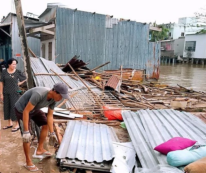 Dông, lốc tiếp tục khiến hàng chục ngôi nhà tại xã Tắc Vân bị sập và tốc mái. (Ảnh: Huỳnh Thế Anh/TTXVN)