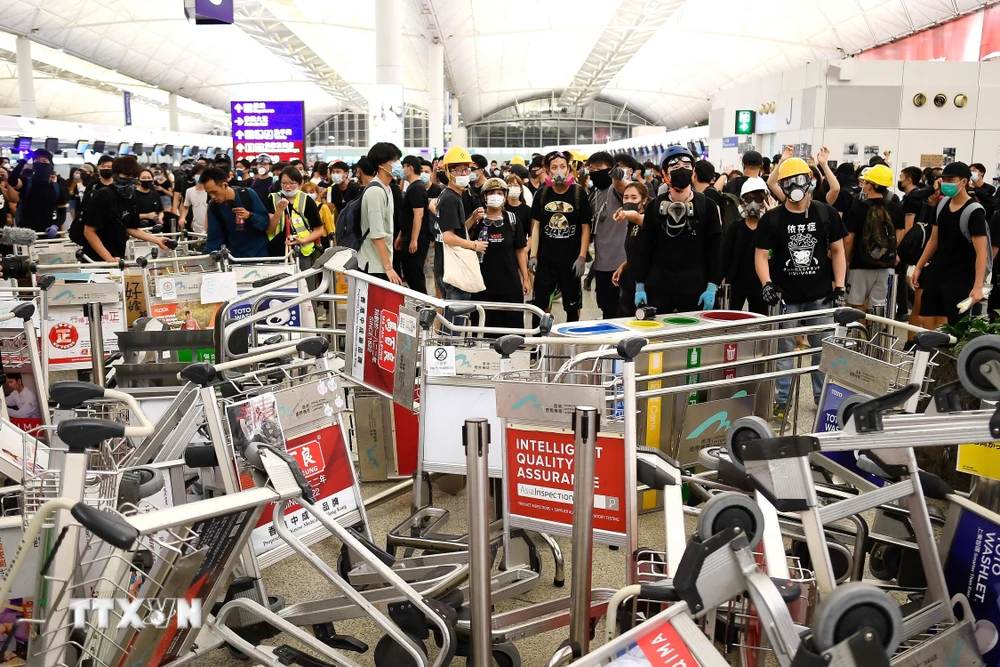 Người biểu tình phong tỏa lối vào sân bay quốc tế Hong Kong tối 13/8. (Ảnh: AFP/TTXVN)