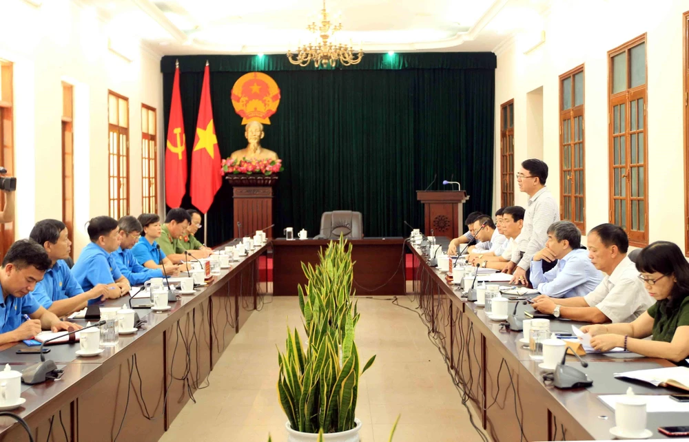 Quang cảnh cuộc làm việc giữa đoàn công tác Tổng Liên đoàn Lao động Việt Nam với lãnh đạo thành phố Hải Phòng. (Ảnh: An Đăng/TTXVN)