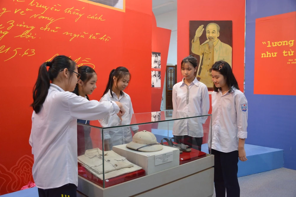 Học sinh tỉnh Nam Định xem Triển lãm '''50 năm thực hiện Di chúc của Chủ tịch Hồ Chí Minh và sự quan tâm của Bác với Đảng bộ và nhân dân tỉnh Nam Định''. (Ảnh Công Luật/TTXVN)