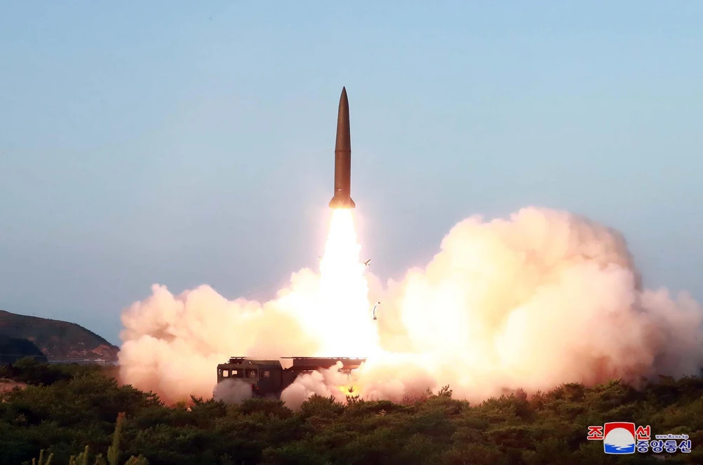 (Ảnh do Hãng thông tấn KCNA của Triều Tiên đăng phát ngày 26/7/2019): Một vụ thử tên lửa đạn đạo của Triều Tiên tại khu vực gần thị trấn biển Wonsan ngày 25/7/2019. (Ảnh: AFP/TTXVN)