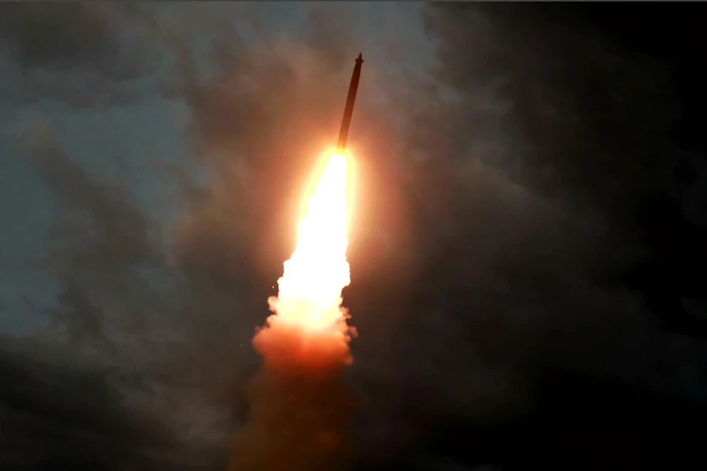 (Ảnh do đài truyền hình KCTV của Triều Tiên đăng phát): Một tên lửa đạn đạo được phóng thử tại địa điểm không xác định ở Triều Tiên ngày 31/7/2019. (Ảnh: AFP/TTXVN)