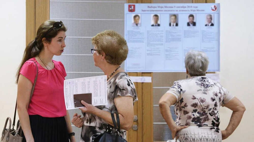 Người dân Nga tìm hiểu thông tin về các ứng cử viên. (Nguồn: Reuters)