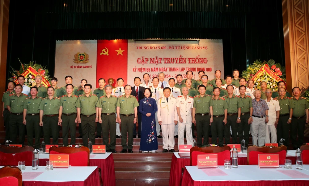 Phó Chủ tịch nước Đặng Thị Ngọc Thịnh với các đại biểu. (Ảnh: Dương Giang/TTXVN)