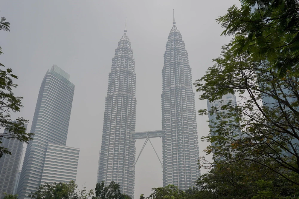 Tòa tháp đôi Petronas ở thủ đô Kuala Lumpur, Malaysia chìm trong khói mù ngày 10/9/2019. (Ảnh: THX/TTXVN)