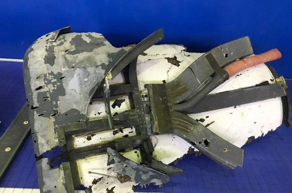 Những mảnh vỡ của chiếc máy bay không người lái RQ-4 Global Hawk của Mỹ bị lực lượng phòng không Iran bắn hạ ngày 20/6/2019. (Ảnh: AFP/TTXVN)