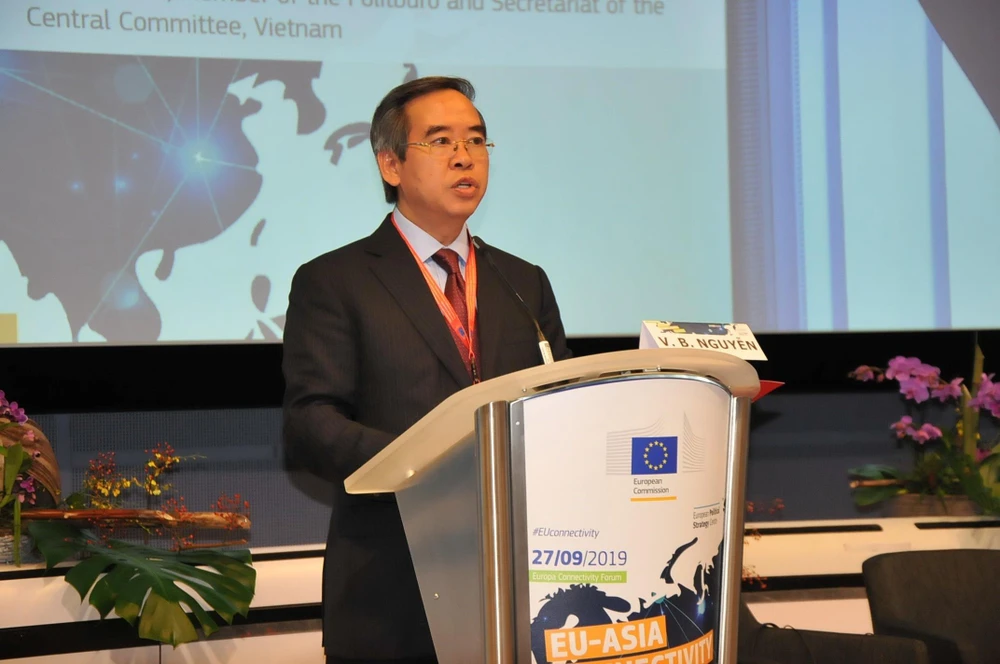 Trưởng ban Kinh tế Trung ương Nguyễn Văn Bình phát biểu tại Diễn đàn. (Ảnh: Kim Chung/TTXVN)