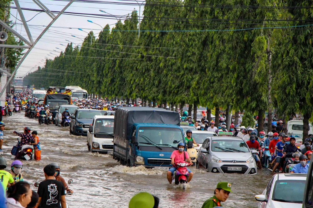 Đường Nguyễn Văn Cừ, quận Ninh Kiều, Cần Thơ, bị ngập sâu do triều cường. (Ảnh: Thanh Liêm/TTXVN)