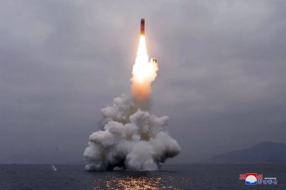 (Ảnh do Hãng Thông tấn Trung ương Triều Tiên phát tháng ngày 3/10/2019): Vụ thử tên lửa đạn đạo kiểu mới Pukguksong-3 từ tàu ngầm của Triều Tiên ở ngoài khơi Vịnh Wonsan ngày 2/10/2019. (Ảnh: AFP/TTXVN)