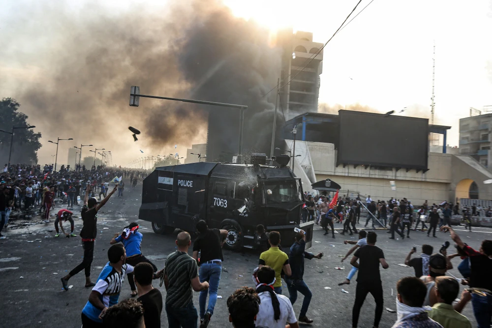 Người biểu tình bạo động xung đột với cảnh sát tại khu vực giữa quảng trường Tahrir và vùng Xanh ở thủ đô Baghdad, Iraq ngày 1/10/2019. (Ảnh: AFP/TTXVN)