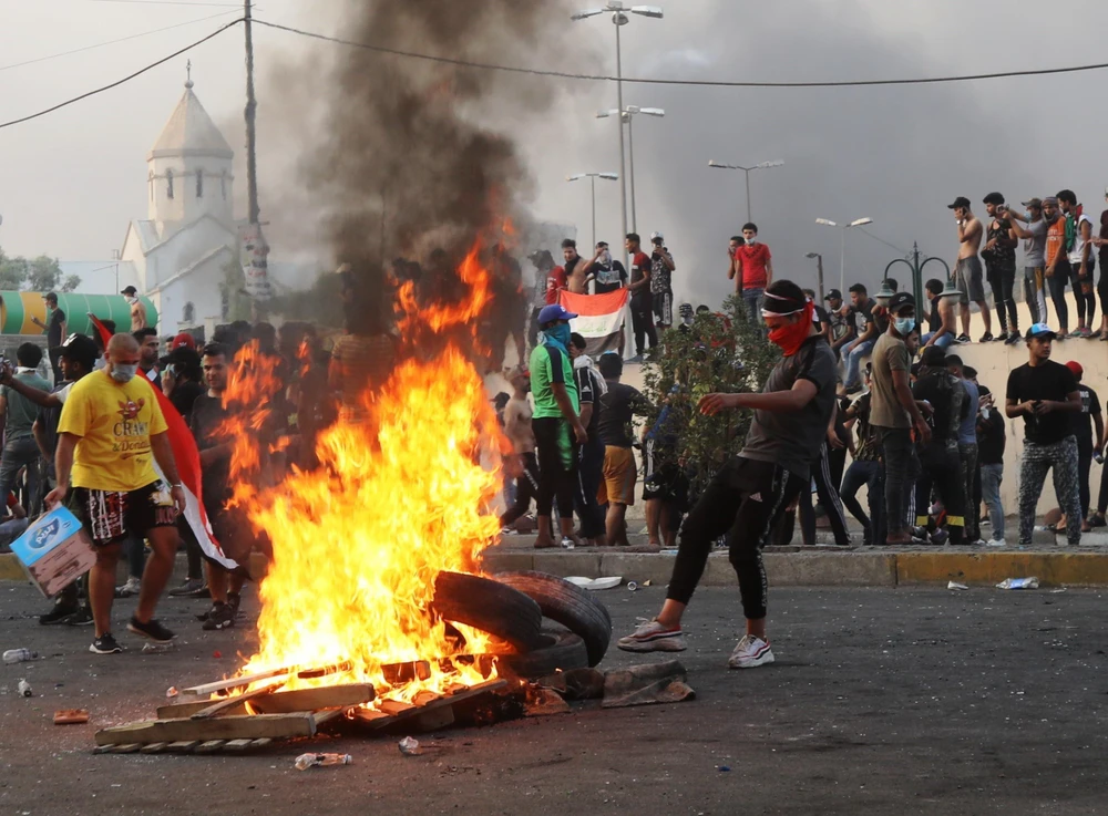 Người biểu tình bạo động trên đường phố Baghdad, Iraq ngày 2/10/2019. (Ảnh: THX/TTXVN)