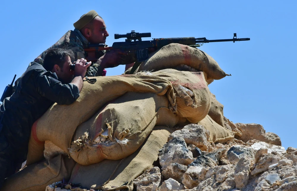 Các Lực lượng dân chủ Syria (SDF), nhóm vũ trang do người Kurd đứng đầu, trong chiến dịch tấn công tại làng Baghouz. (Ảnh: AFP/TTXVN)