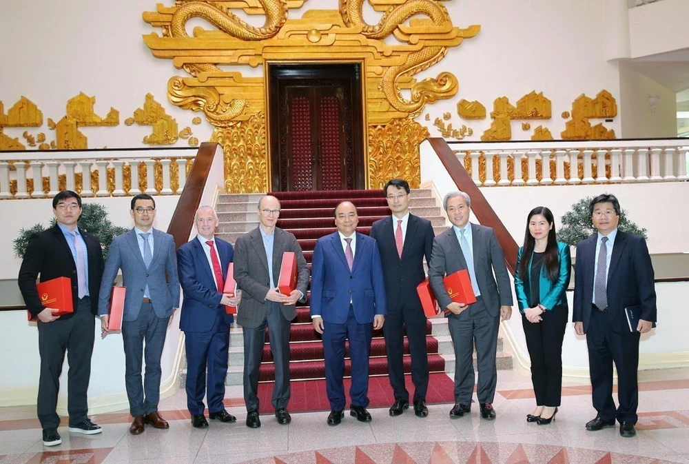 Thủ tướng Nguyễn Xuân Phúc chụp ảnh lưu niệm với các doanh nghiệp đầu tư vào Việt Nam. (Ảnh: Dương Giang/TTXVN)