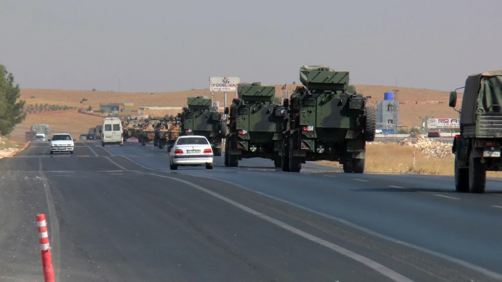 Xe quân sự của Thổ Nhĩ Kỳ tiến về tỉnh Akcakale, giáp giới Syria ngày 9/10/2019. (Ảnh: THX/TTXVN)